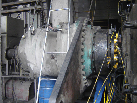 超薄型液压千斤顶用于水泥厂减速机与辊压机同步分离