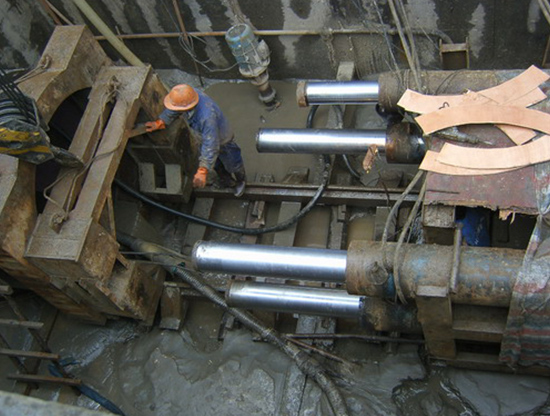 液压千斤顶用于地下顶管工程